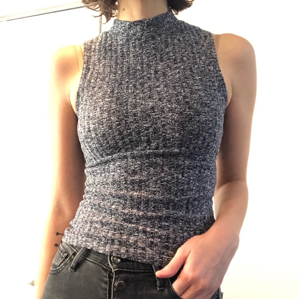 Heathered sleeve-less knit